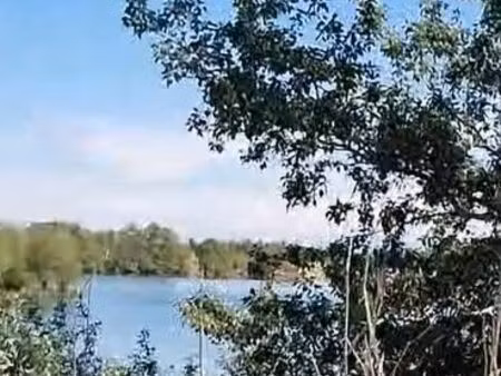 vends terrain et lac