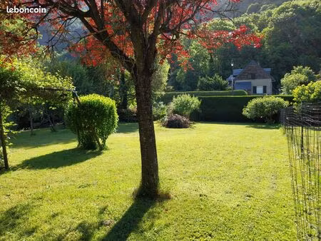 rare terrain constructible de 700 m²