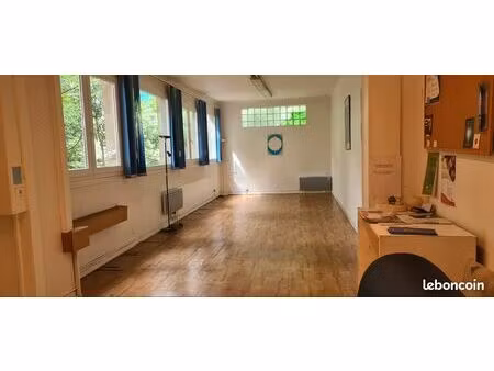 locaux 70m2  bureau 50m2  salle d'attente et wc