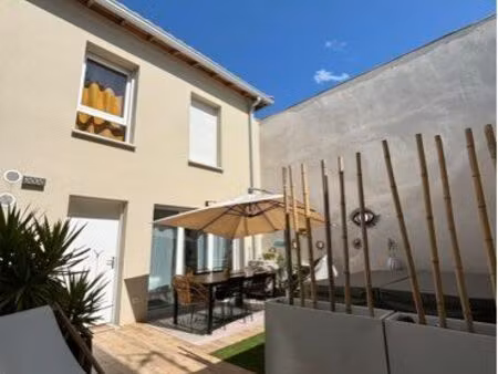 maison meublée t3 avec patio  climatisation et 3 places de parking