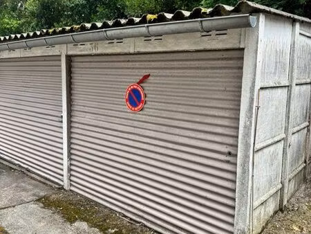 particulier vend box / place de garage fermée de 13 m²