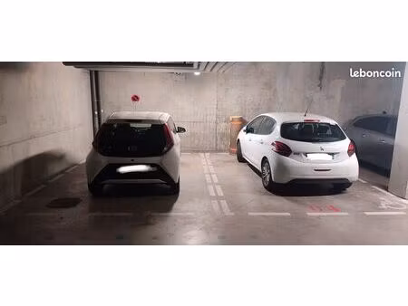 grand parking loué