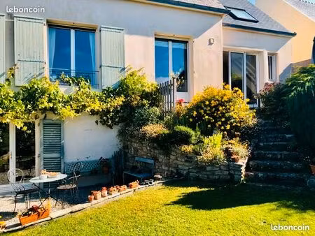 maison 145 m2 dont duplex possiblement indépendant. jardin 532 m2 . sous sol rez de jardin