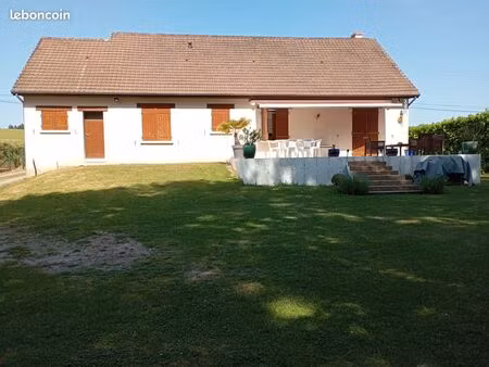 vend maison plein pied de 100 m2 trois chambres sur terrain clos et arboré