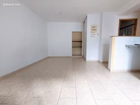 location f2 / t2 33m2 centre le blanc