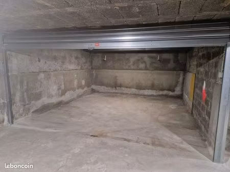 garage box fermé de 21 m² - stockage ou stationnement