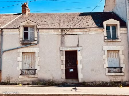 maison avec jardin bordé par un cours d'eau