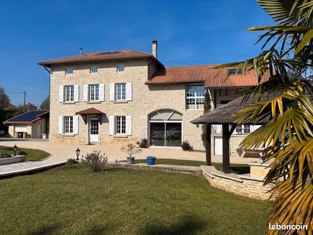 grande maison en pierre