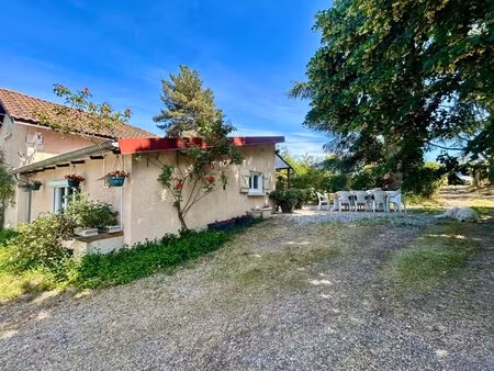 maison à vendre avec très grand terrain et piscine