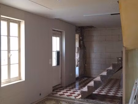 maison en pierre 74m² — carreaux de ciment d'époque — travaux lancés — jardin + puits + ga