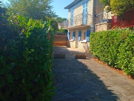 appartement t2 rez de jardin et parking privatifs à louer très proche centre ville figeac