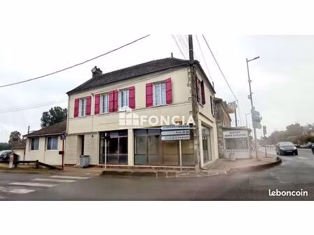 ensemble local commercial et appartement à dordives