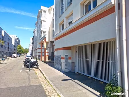 place de parking sécurisée - nantes centre / olivettes