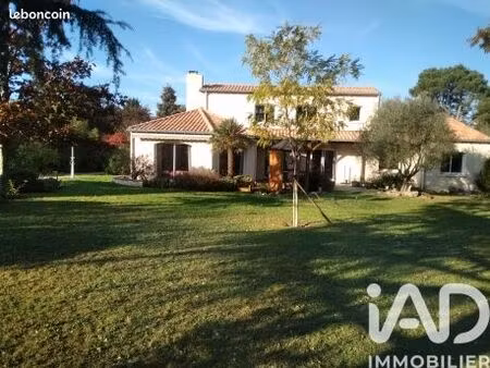 maison 8 pièces 202 m²