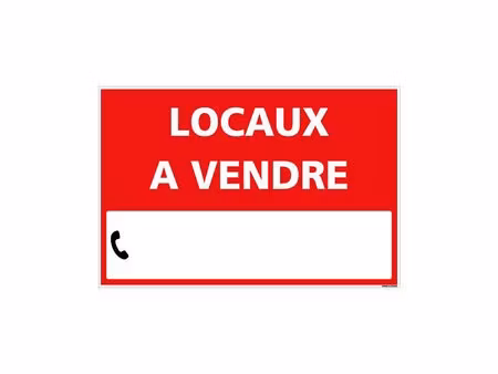 grand batiment et terrain avec bureaux