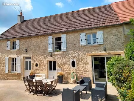 maison de caractère en pierre 160 m2 avec grange et terrain