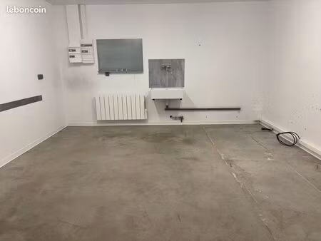 box de stockage sécurisé 25 m² – accès 7j/7