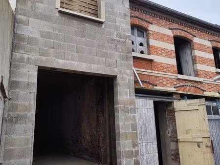 bâtisse de caractère en pierre et briques