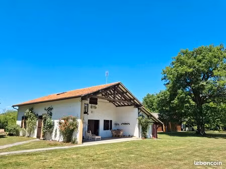 belle propriété dans un airial avec landaise authentique et grandes dépendances