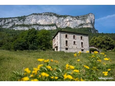 vente charmante maison en pierre avec source et gîte indépendant