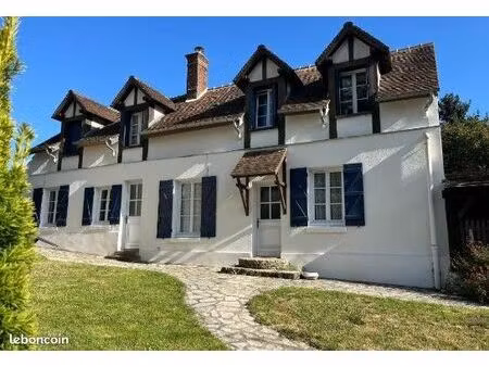 longère et petite maison dans une cour commune