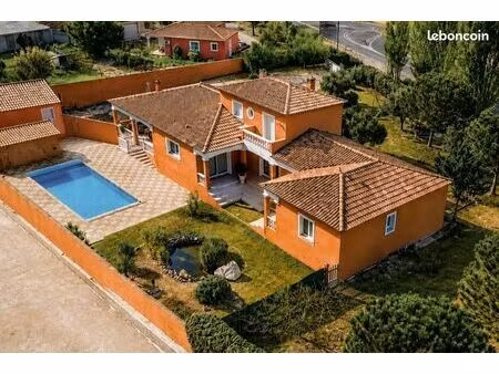 exceptionnelle villa d’architecte aux accents provençaux – 234 m² – piscine – hangar – cav