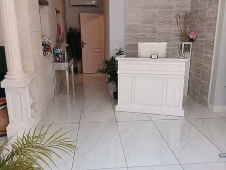 vend mûr commerciaux et fond institut de beauté