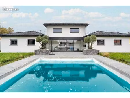 location villa 250m2. terrain clôturé 2500m2. piscine et tout confort