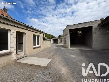 maison 4 pièces 834 m²