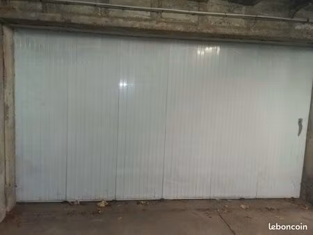 parking fermé - 11m² - proche tram farcy