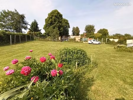joli terrain constructible avec étang et mobil-home