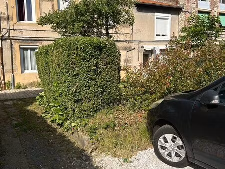 immeuble sur cour  jardins  terrasses  garages et parking - 5 appartements et un plateau -
