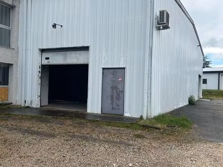 dépôt 300 m2 avec bureau et sanitaire