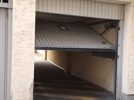 vend garage dans cour interieure koenigshoffen