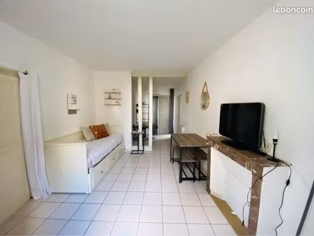 studio meublé centre ville 900m de l’isat avec une cours privé 12m2