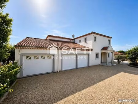 villa 8 pièces 240 m²