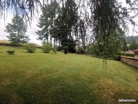 terrain végétalisé d'environ 1950 m2