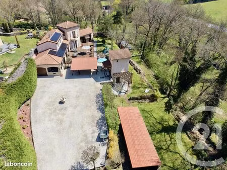 maison 8 pièces 212 m²