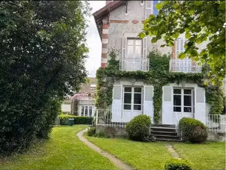 maison bourgeoise 180 m² + dépendance 63 m² + piscine + parc 2 200 m² + lac à 900m