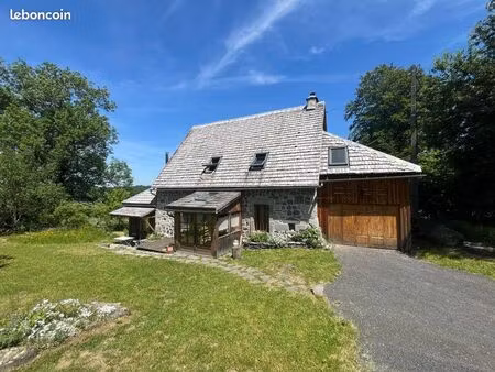 maison en pierre rénovée en pleine nature