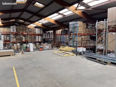 local logistique  bureaux 5 584 m²