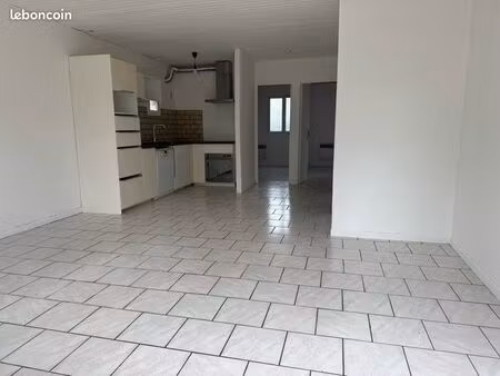 location appartement t3 de 54m2 au rdc avec petite terrasse