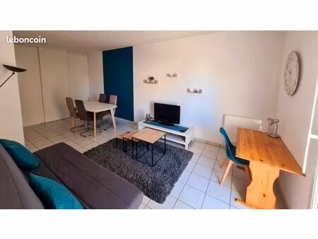 studio rénové & meublé avec parking privé - laval  rue saint-luc