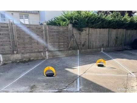 deux places de parking sécurisées