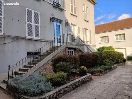 studio 28 m² avec mezzanine  cave et gare à 2 min