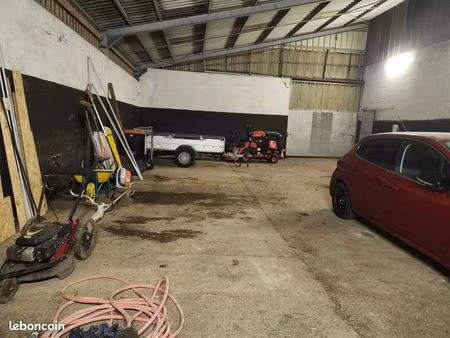entrepôt 310m2 charges comprises