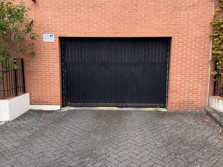 place de parking en sous-sol sécurisé