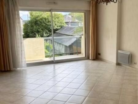 dans résidence sécurisée avec balcon et garage