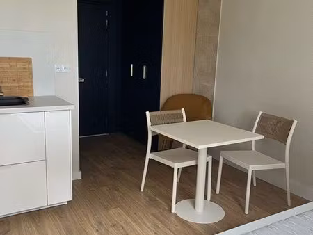 studio meublé 19 m²  lumineux  parking + local vélo