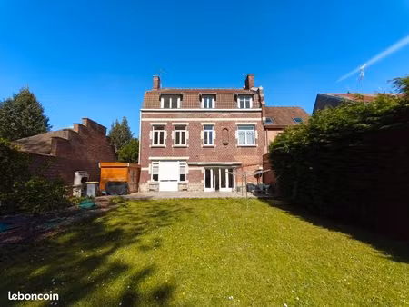 maison bourgeoise en plein centre ville - 9 pièces - jardin 700m² -